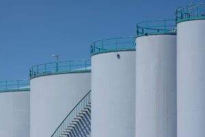 Een ondernemer die een thuisbatterij en zonnepanelen bekijkt voor slimme energieopslag.